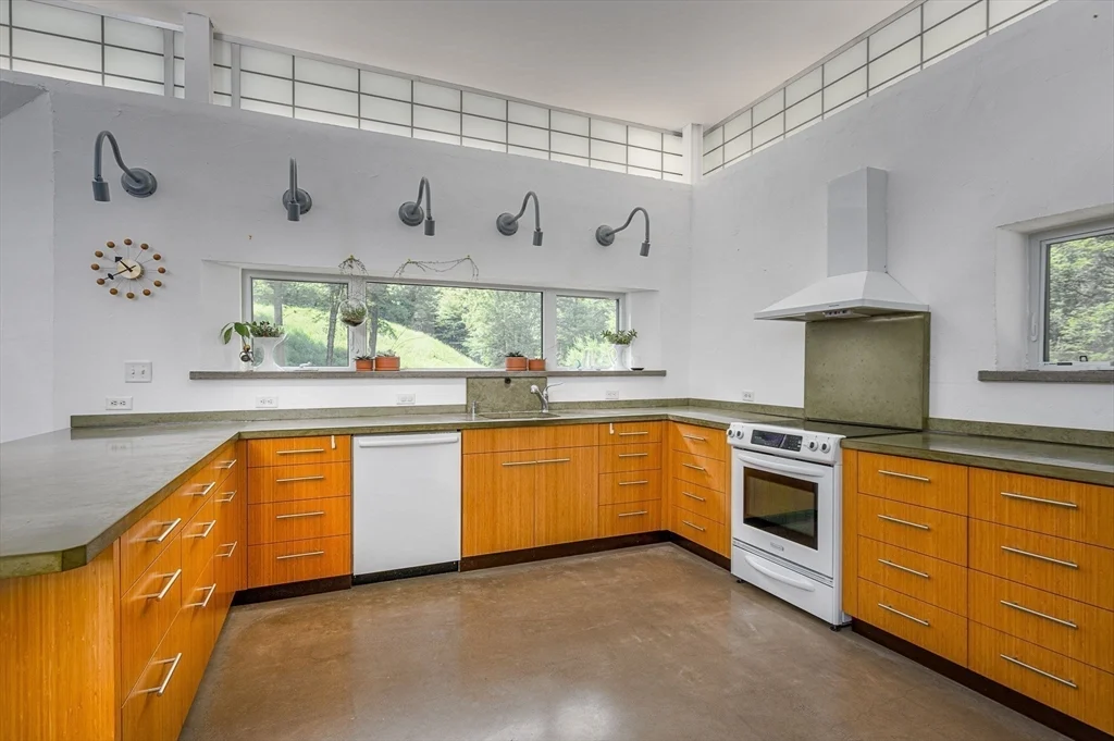 2 Laurel Hill Dr, Leverett MA 01054 - Photo 8